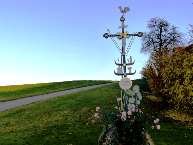 Seeden, Arma-Christi-Kreuz, klein, in der Landschaft