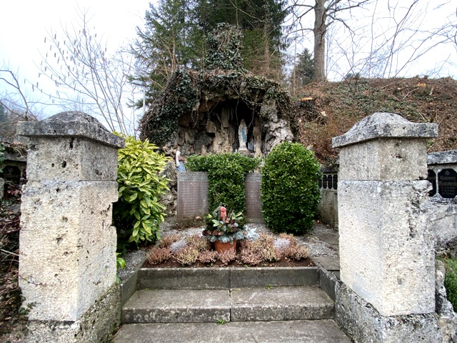 Taldorf, Lourdesgrotte und Ehrenmal