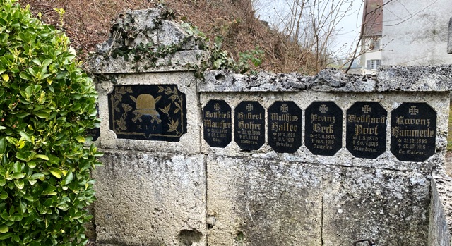 Taldorf, Lourdesgrotte und Ehrenmal