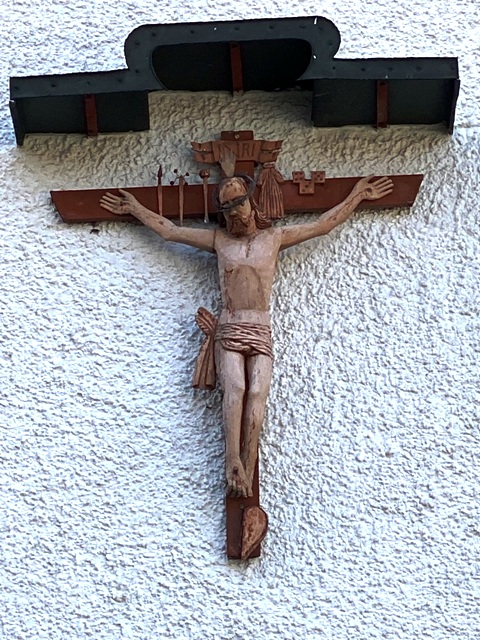 Unterhorgen, Arma-Christi-Kreuz an der Hauswand