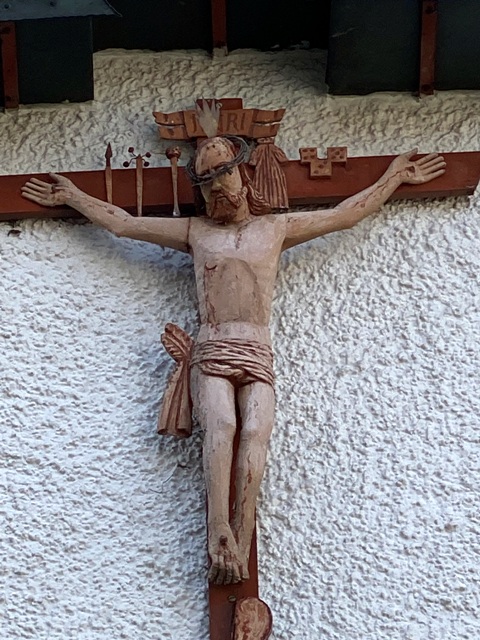 Unterhorgen, Arma-Christi-Kreuz an der Hauswand