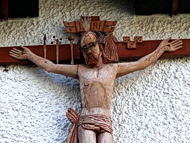 Unterhorgen, Arma-Christi-Kreuz an der Hauswand