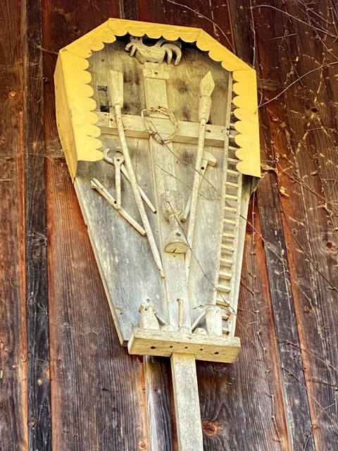 Unteribele, Arma-Chrsiti-Kreuz an der Hauswand