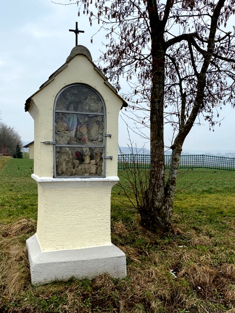 Lourdesgrotte in einem Bildstock in Unterschwarzach