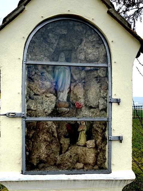 Lourdesgrotte in einem Bildstock in Unterschwarzach