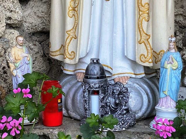 Waltershofen, Lourdesgrotte mit Fatima-Madonna
