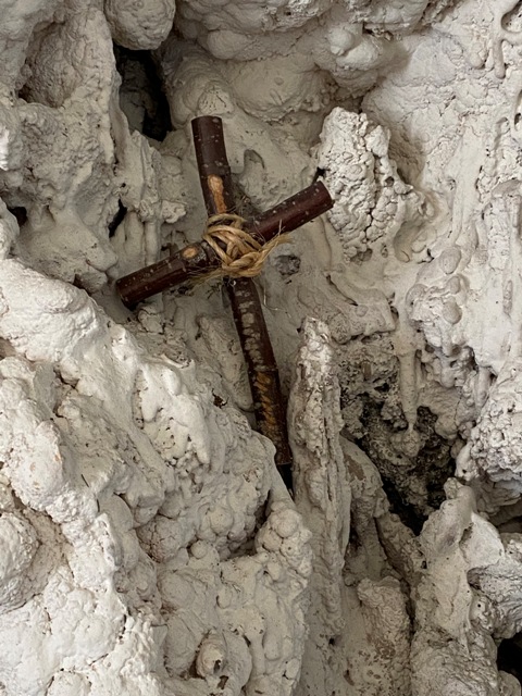 Molpertshaus, Holzkreuz in der Lourdesgrotte