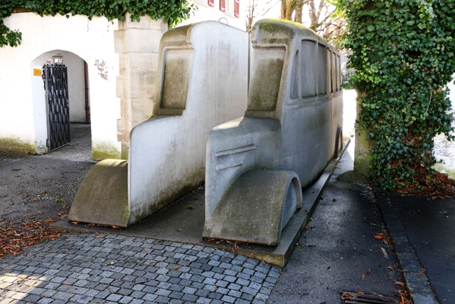Grauer Bus in Weissenau