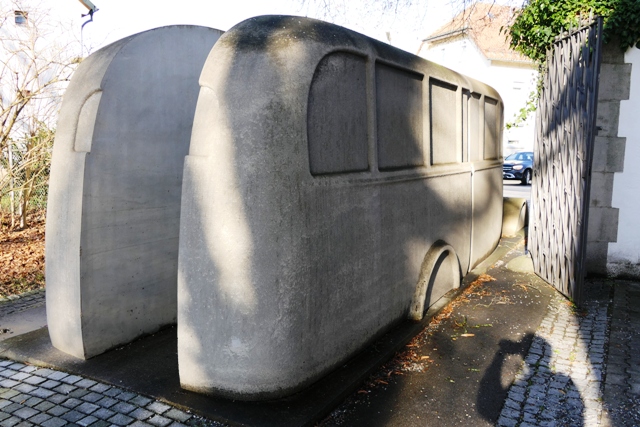 Grauer Bus in Weissenau