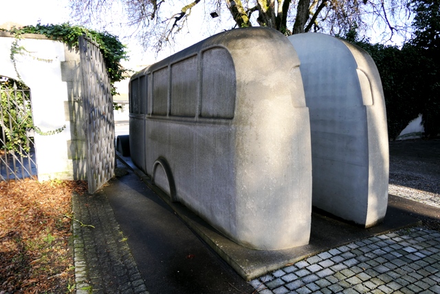 Grauer Bus in Weissenau