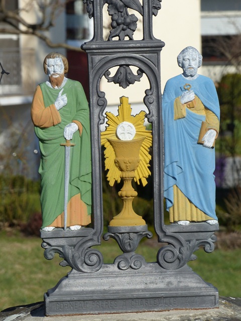 Wegkreuz, Wassers, im Dorf, Detail, Peter und Paul