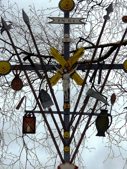 Wolfegg, Arma-Christi-Kreuz, an der Straße, Höhe Annaburg, Detail