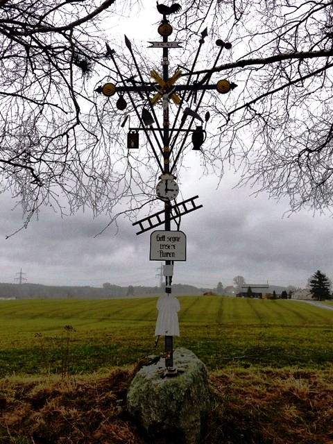 Wolfegg, Arma-Christi-Kreuz, an der Straße, Höhe Annaburg