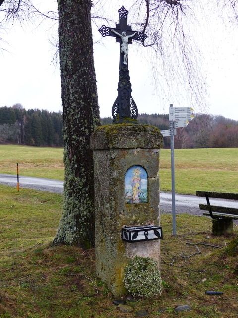 Feldkreuz, oberhalb Wassers