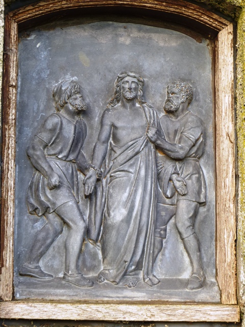 Kreuzweg zur Loretokapelle, Station 10, Jesus wird seiner Kleider beraubt