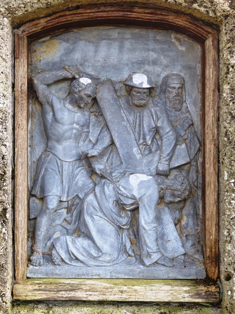 Kreuzweg zur Loretokapelle, Station 3, erster Fall unter dem Kreuz