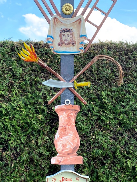 Arma-Christi-Kreuz an neuem Standort