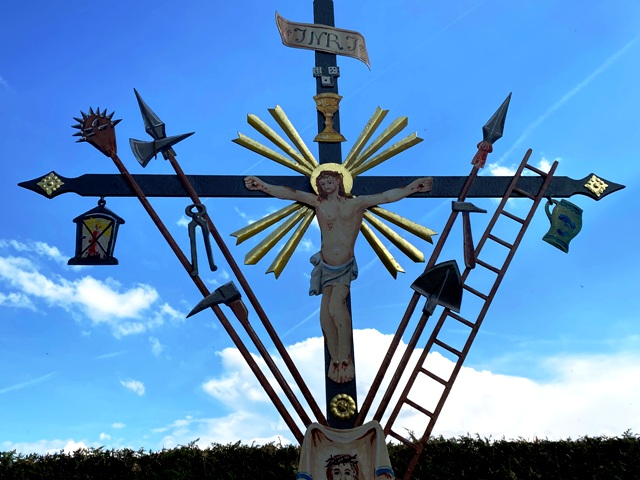 Arma-Christi-Kreuz an neuem Standort