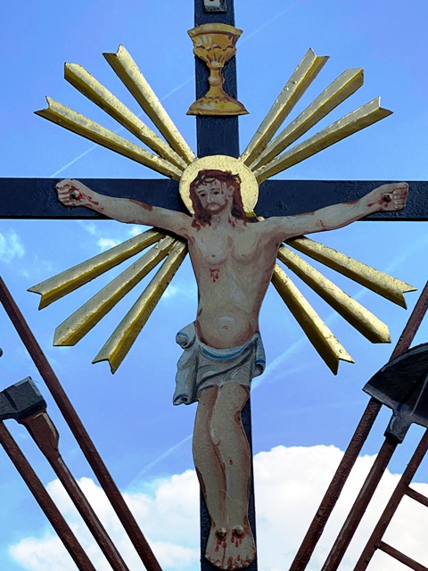 Arma-Christi-Kreuz an neuem Standort